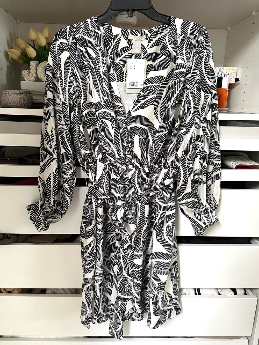 H&M Tropical Black and White Leaf-Print Mini Dress with sleeves NEW WITH TAGS